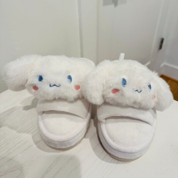 NWOT Hello Kitty Cinnamoroll Slippers, Size M (Women's 7-9) - Picture 4 of 7